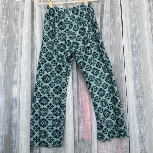 🆑 [4/$20] Fuzzy Soft Snowflake Blue PJ pants - Picture 4 of 5